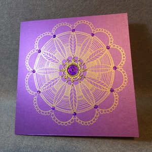 handgetekende mandala-wenskaart - paars en goud