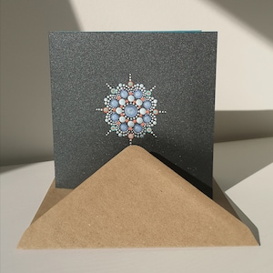 carte mandala à pois en relief - carte de voeux - bleu et argent sur fond noir
