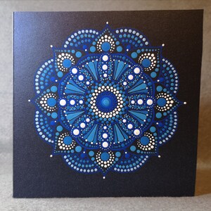 luna blu - biglietto di auguri mandala a pois - dipinto a mano - blu - perlescente