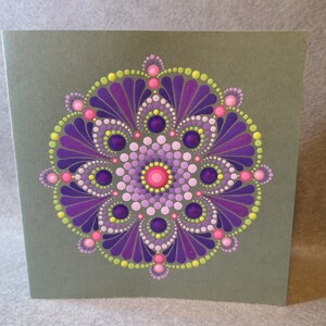 mandala a pois dipinto a mano - biglietto di auguri - verde e viola