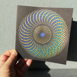 kleur veranderend - stemmingsringeffect - hittereactief - heilige geometrie - mandalakaart met donutpatroon - met de hand gemaakt