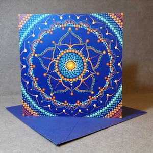 Mandala-wenskaart met elektrisch blauwe stippen - handgeschilderd - spirituele nachtelijke hemel