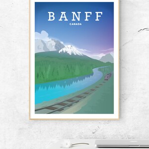 Pu&ograve; includere: Un poster vintage di viaggio con una vista panoramica del Parco Nazionale di Banff in Canada. Il poster raffigura una catena montuosa, un fiume e un binario ferroviario con un treno in lontananza. Il testo "BANFF CANADA" &egrave; visualizzato nella parte superiore del poster.