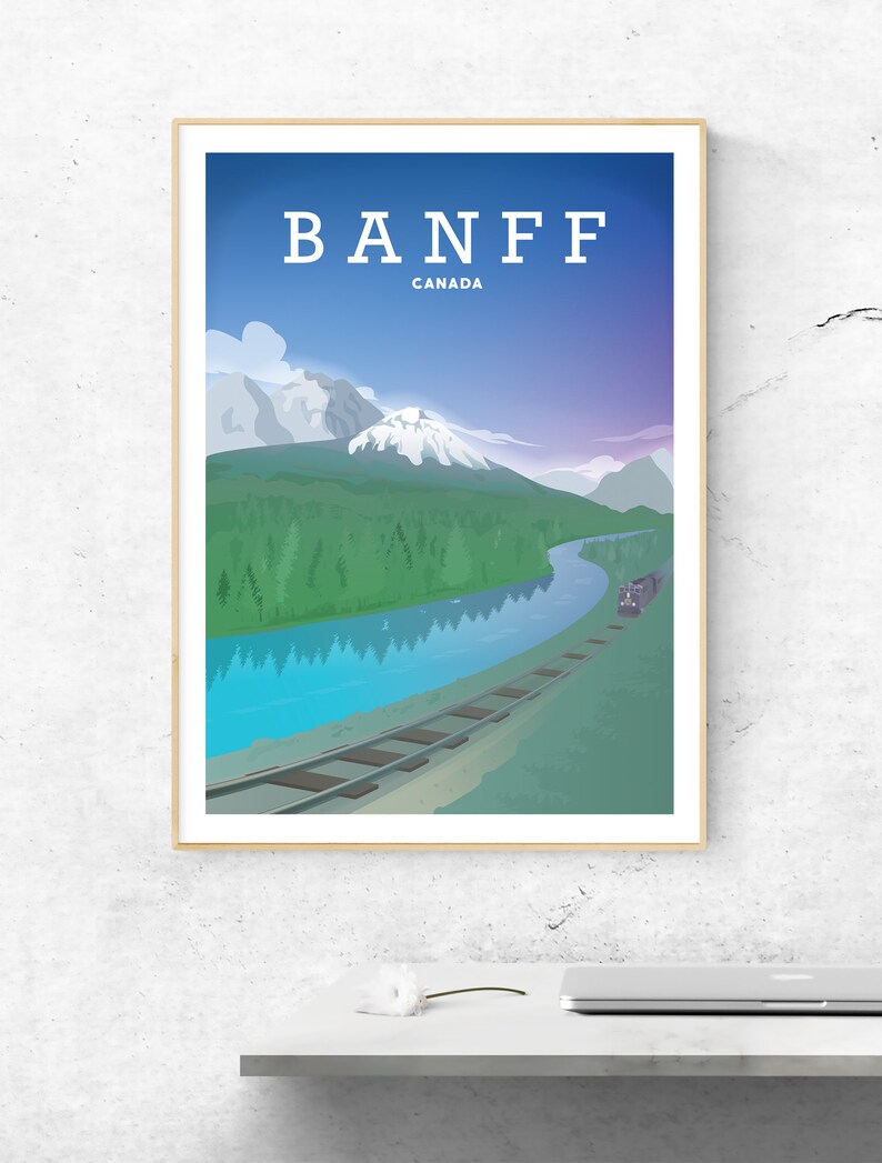 Pu&ograve; includere: Un poster vintage di viaggio con una vista panoramica del Parco Nazionale di Banff in Canada. Il poster raffigura una catena montuosa, un fiume e un binario ferroviario con un treno in lontananza. Il testo "BANFF CANADA" &egrave; visualizzato nella parte superiore del poster.