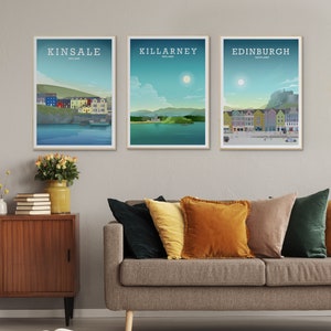 Peut inclure: Trois illustrations encadr&eacute;es de paysages urbains. La premi&egrave;re montre Kinsale, en Irlande, avec des b&acirc;timents color&eacute;s et un bateau dans l'eau. La deuxi&egrave;me montre Killarney, en Irlande, avec une colline verte et un lac. La troisi&egrave;me montre Edimbourg, en &Eacute;cosse, avec un ch&acirc;teau et une sc&egrave;ne de rue.