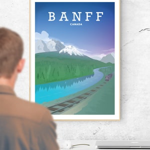 Pu&ograve; includere: Un poster vintage di viaggio con una combinazione di colori blu, viola e verde. Il poster presenta una catena montuosa, un fiume e un binario ferroviario. Il testo "BANFF CANADA" &egrave; in cima al poster.