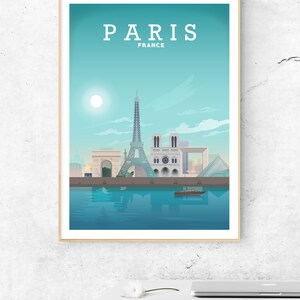 Peut inclure: Une affiche illustr&eacute;e bleue et blanche avec le texte "PARIS FRANCE" en haut. L'affiche pr&eacute;sente un panorama de Paris avec la tour Eiffel, la cath&eacute;drale Notre-Dame, l'Arc de Triomphe et le mus&eacute;e du Louvre.