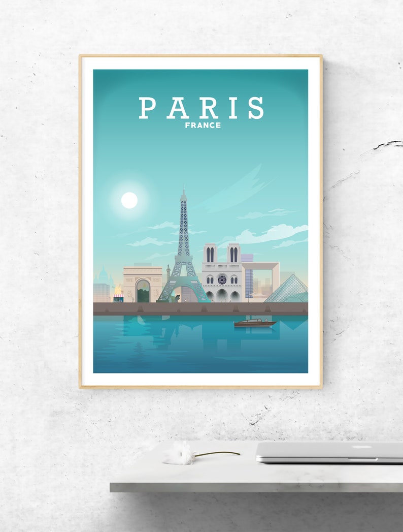 Peut inclure: Une affiche illustr&eacute;e bleue et blanche avec le texte "PARIS FRANCE" en haut. L'affiche pr&eacute;sente un panorama de Paris avec la tour Eiffel, la cath&eacute;drale Notre-Dame, l'Arc de Triomphe et le mus&eacute;e du Louvre.