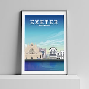 Op de afbeelding: Een poster met een blauwe en witte illustratie van de kathedraal van Exeter en andere gebouwen in Exeter, Verenigd Koninkrijk. De tekst "EXETER" en "UNITED KINGDOM" is in wit bovenaan de poster gedrukt.