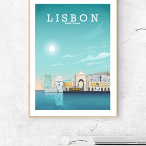 K&ouml;nnte beinhalten: Eine farbenfrohe Illustration der Skyline von Lissabon, Portugal. Die Illustration zeigt eine gelbe Stra&szlig;enbahn, einen wei&szlig;en Turm und einen blauen Torbogen. Der Text "LISBON" und "PORTUGAL" wird oben im Bild angezeigt.