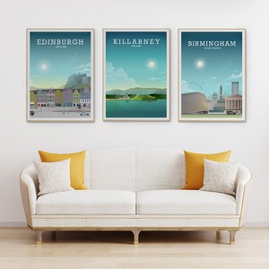 Peut inclure: Trois affiches encadr&eacute;es de paysages urbains avec un fond blanc. Les affiches sont intitul&eacute;es "&Eacute;dimbourg, &Eacute;cosse", "Killarney, Irlande" et "Birmingham, Royaume-Uni".