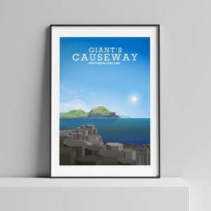 Può includere: Un poster con un cielo blu e un sole bianco. Il poster dice "Giant's Causeway, Northern Ireland". Il poster mostra una vista della Causeway Coast, una formazione rocciosa naturale nell'Irlanda del Nord.