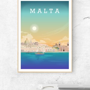 Puede incluir: Una ilustraci&oacute;n colorida de la ciudad de La Valeta, Malta, con un velero en primer plano y el texto "MALTA" en la parte superior de la imagen.