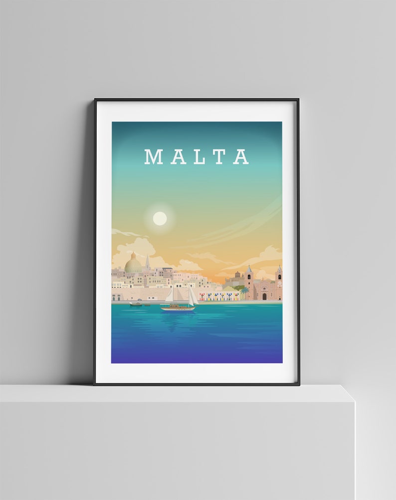 Puede incluir: Una ilustraci&oacute;n colorida del horizonte de la ciudad de La Valeta, Malta, con el texto "MALTA" en la parte superior de la imagen. La ciudad se muestra en la distancia con un velero en primer plano.