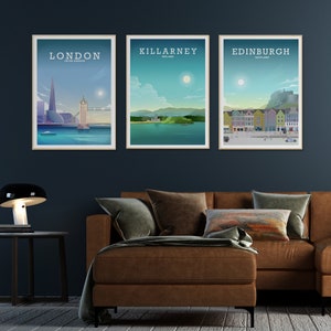 Puede incluir: Tres p&oacute;sters de viaje enmarcados con ilustraciones de Londres, Killarney y Edimburgo. Cada p&oacute;ster presenta el nombre de la ciudad, el pa&iacute;s y una ilustraci&oacute;n estilizada de un hito.