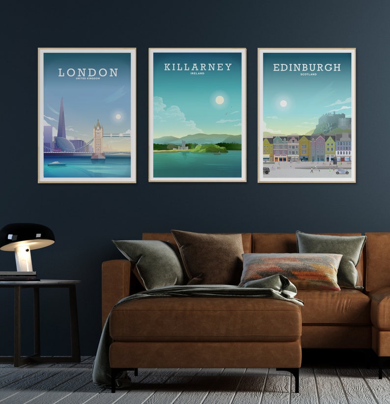 Puede incluir: Tres p&oacute;sters de viaje enmarcados con ilustraciones de Londres, Killarney y Edimburgo. Cada p&oacute;ster presenta el nombre de la ciudad, el pa&iacute;s y una ilustraci&oacute;n estilizada de un hito.
