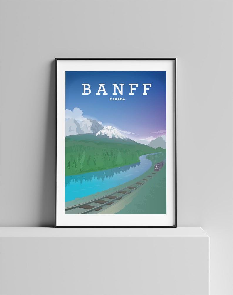 Pu&ograve; includere: Un poster con un paesaggio di montagna blu, viola e verde con un fiume e binari del treno. Il testo "BANFF CANADA" &egrave; in cima al poster.