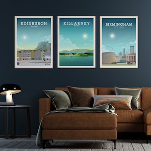 Peut inclure: Trois affiches encadr&eacute;es de paysages urbains avec un canap&eacute; en cuir marron au premier plan. Les affiches repr&eacute;sentent &Eacute;dimbourg, en &Eacute;cosse, Killarney, en Irlande, et Birmingham, au Royaume-Uni.