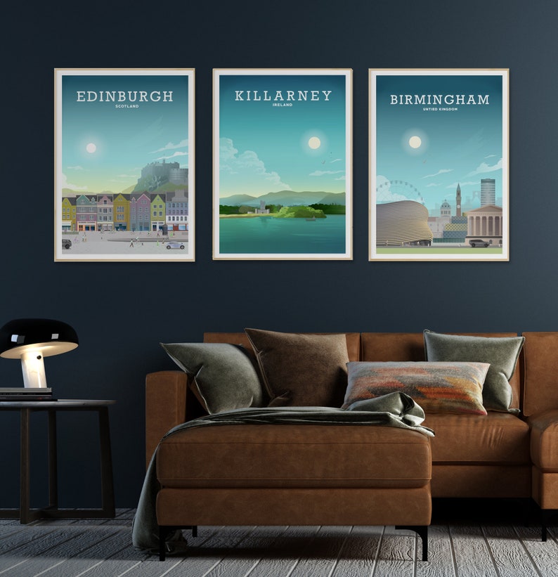 Peut inclure: Trois affiches encadr&eacute;es de paysages urbains avec un canap&eacute; en cuir marron au premier plan. Les affiches repr&eacute;sentent &Eacute;dimbourg, en &Eacute;cosse, Killarney, en Irlande, et Birmingham, au Royaume-Uni.