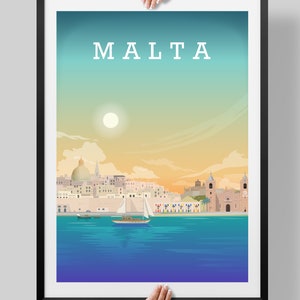 Puede incluir: Una ilustraci&oacute;n colorida de la ciudad de La Valeta, Malta, con un velero en primer plano y el texto "MALTA" en la parte superior de la imagen.