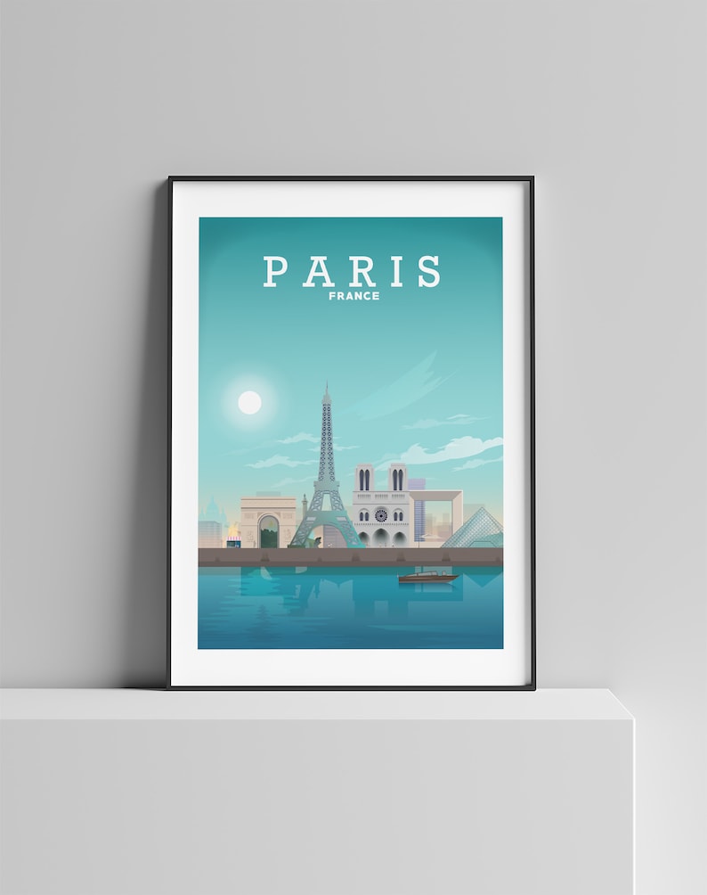 Peut inclure: Une affiche avec une illustration bleue et blanche de l'horizon de Paris, y compris la tour Eiffel, la cath&eacute;drale Notre-Dame et le mus&eacute;e du Louvre. Le texte "PARIS FRANCE" est en haut de l'affiche.