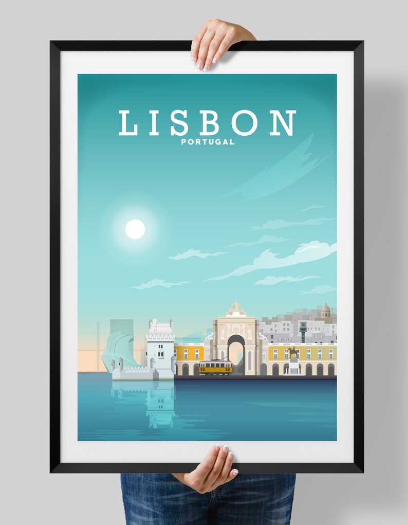 K&ouml;nnte beinhalten: Eine farbenfrohe Illustration der Skyline von Lissabon mit dem ikonischen Turm von Bel&eacute;m, dem Pra&ccedil;a do Com&eacute;rcio und der Br&uuml;cke 25. April. Die Illustration ist vor einem blauen Himmel mit wei&szlig;en Wolken und einer strahlenden Sonne platziert. Der Text "LISBON PORTUGAL" wird oben im Bild angezeigt.