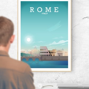 Puede incluir: Un cartel de viaje vintage con una combinaci&oacute;n de colores azul y verde que presenta una vista de la ciudad de Roma, Italia. El cartel incluye el texto "ROMA ITALIA" y representa el Coliseo, el Pante&oacute;n y un puente sobre un r&iacute;o.