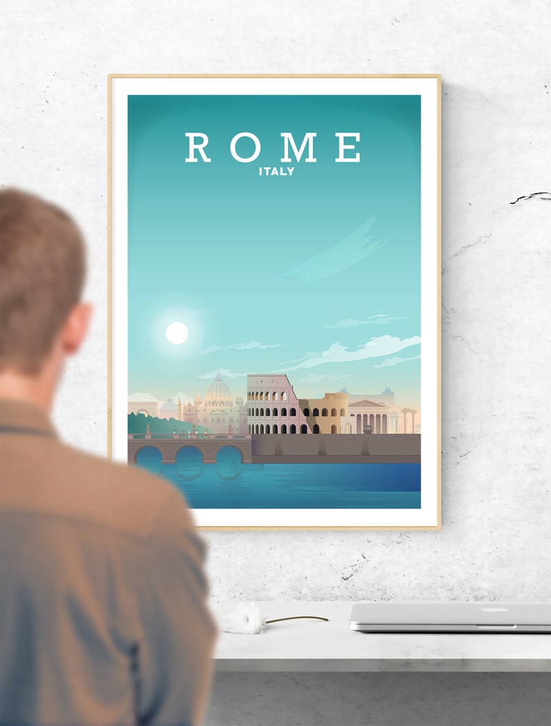 Puede incluir: Un cartel de viaje vintage con una combinaci&oacute;n de colores azul y verde que presenta una vista de la ciudad de Roma, Italia. El cartel incluye el texto "ROMA ITALIA" y representa el Coliseo, el Pante&oacute;n y un puente sobre un r&iacute;o.