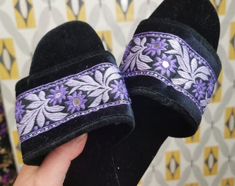 Pantuflas boudoir vintage de terciopelo negro, pantuflas elegantes, pantuflas de cuña, vintage de los años 70, ribete bordado morado, zapatos de casa, boda