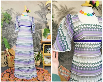 70s floral maxi dress, vintage purple 1970s maxi dress,70s Prairie dress,pastel lilac dress,vintage purple dress, daisy pattern, velvet trim