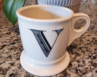 Anthropologie Große Shave Style "V" Tasse