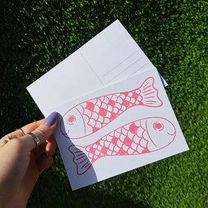 Carte postale rose de griffonnage de poisson