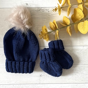 Botinhas de bebê e chapéu combinando; 0-3 meses; Azul marinho; Tricô à mão; Lembrança; Presente de chá de bebê; Presente de recém-chegado; Presente de bebê