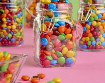 M&M's de chocolate con leche - 1 libra. Dulces a granel para recuerdos de fiestas, bodas, cumpleaños, mesas de postres y bufés de dulces.