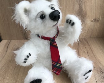 Weißer Teddybär, Stofftier Eisbär, als süßes Geschenk für Kinder.