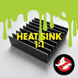 Puede incluir: Un disipador de calor negro con el texto "HEAT SINK 1:1" impreso en él. El disipador de calor está parcialmente cubierto de limo verde. Una pegatina en blanco y negro con un círculo rojo y un fantasma dentro está en la esquina inferior derecha.