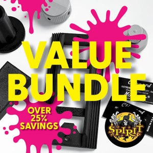 Puede incluir: Un cartel amarillo y negro con el texto "VALUE BUNDLE" y "OVER 25% SAVINGS". El cartel está rodeado de salpicaduras de pintura rosa. Hay varios objetos negros y grises en el fondo.
