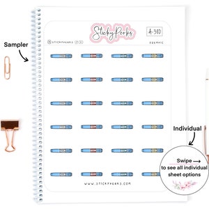 以下が含まれることがあります： 青と赤のペンのイラストが描かれたステッカーシートが入った、白いリング綴じノート。ノートには「Sticky Perks」と「A-380」の文字が入っています。金色のペーパークリップとペンも写っています。