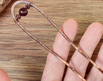 Haargabel aus oxidiertem Kupfer mit Granat: Handgefertigte Haarnadel