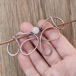 酸化銅のヘアクリップ：ローズクォーツのアクセント、槌目加工の金属