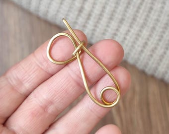 Small Brass Scarf Pin: Hammered Metal Shawl Brooch