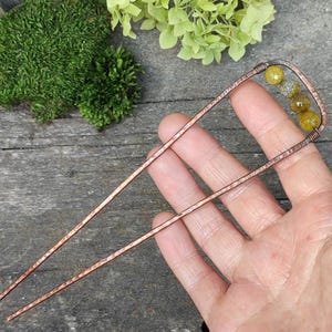 瑪瑙の宝石をあしらった酸化銅のヘアフォーク