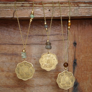Originale goldene Halskette aus Natursteinen und alten indischen Münzen – Vintage – alte indische Münzen – authentischer 10-Paise-Edelstein