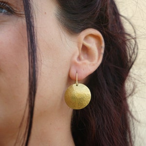 Oorbellen - Bolvormige gouden schijf van gehamerd messing - Gehamerde gouden messing schijf - Etnisch - Boho -
