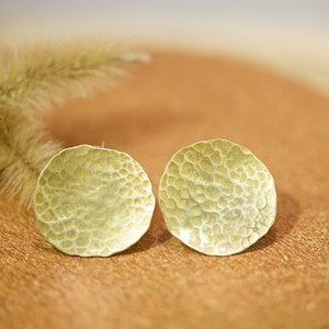 Boucles d&#39;oreilles Disque Doré en Laiton Martelé - Brass hammered disc earring - Ethnique & BOHO- Boucle ronde et classique
