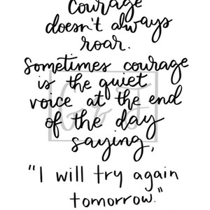 Peut inclure: Citation typographique en noir et blanc sur le courage. La citation se lit comme suit : &laquo; Le courage ne rugit pas toujours. Parfois, le courage est la voix douce qui, &agrave; la fin de la journ&eacute;e, dit : &laquo; Je vais essayer &agrave; nouveau demain. &raquo; -mary anne radmacher"