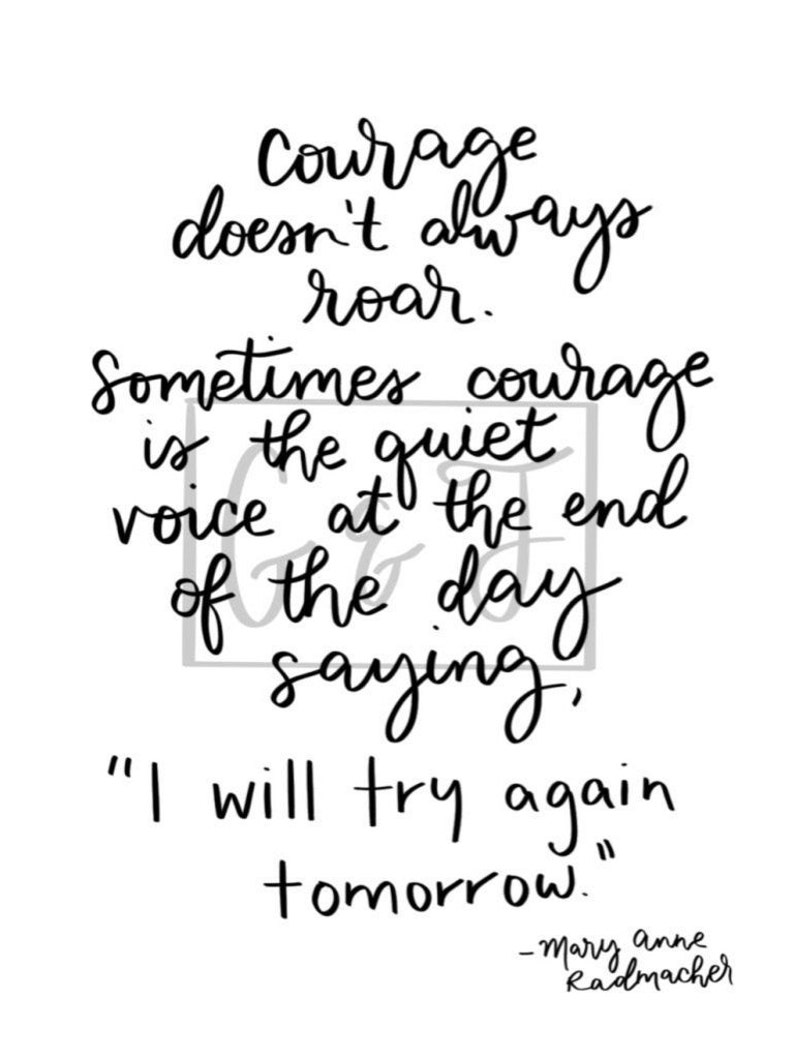 Peut inclure: Citation typographique en noir et blanc sur le courage. La citation se lit comme suit : &laquo; Le courage ne rugit pas toujours. Parfois, le courage est la voix douce qui, &agrave; la fin de la journ&eacute;e, dit : &laquo; Je vais essayer &agrave; nouveau demain. &raquo; -mary anne radmacher"