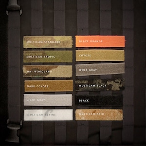 以下が含まれることがあります： さまざまな迷彩パターンと色でラベル付けされた布地見本が並んだ黒いパネル。Multicam Standard、Blaze Orange、Coyote、Multicam Tropic、M81 Woodland、Wolf Gray、Dark Coyote、Multicam Black、Light Gray、Black、Multicam Alpine、Multicam Aridなどがあります。