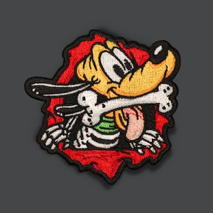 Pode incluir: Um cão de desenho animado amarelo com um osso na boca, espiando por um buraco rasgado vermelho e preto. O cão tem uma coleira listrada verde e branca e a língua de fora.