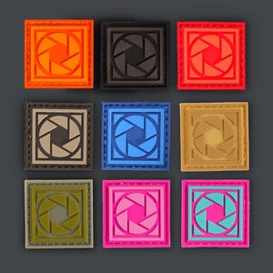 Puede incluir: Una taza de cerámica blanca con asa negra y el texto "But First, Coffee" en negrita negra. La taza se encuentra sobre un fondo borroso, sugiriendo un ambiente acogedor.